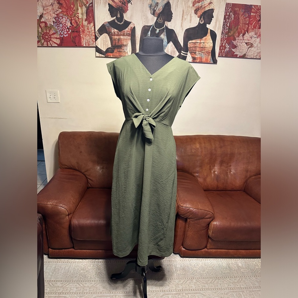 NWOT STELLA &JULIE BEAUTIFUL 🤩 WOMEN’S OLIVE FRONT TIE MIDI LENGTH DRESS SIZE 8